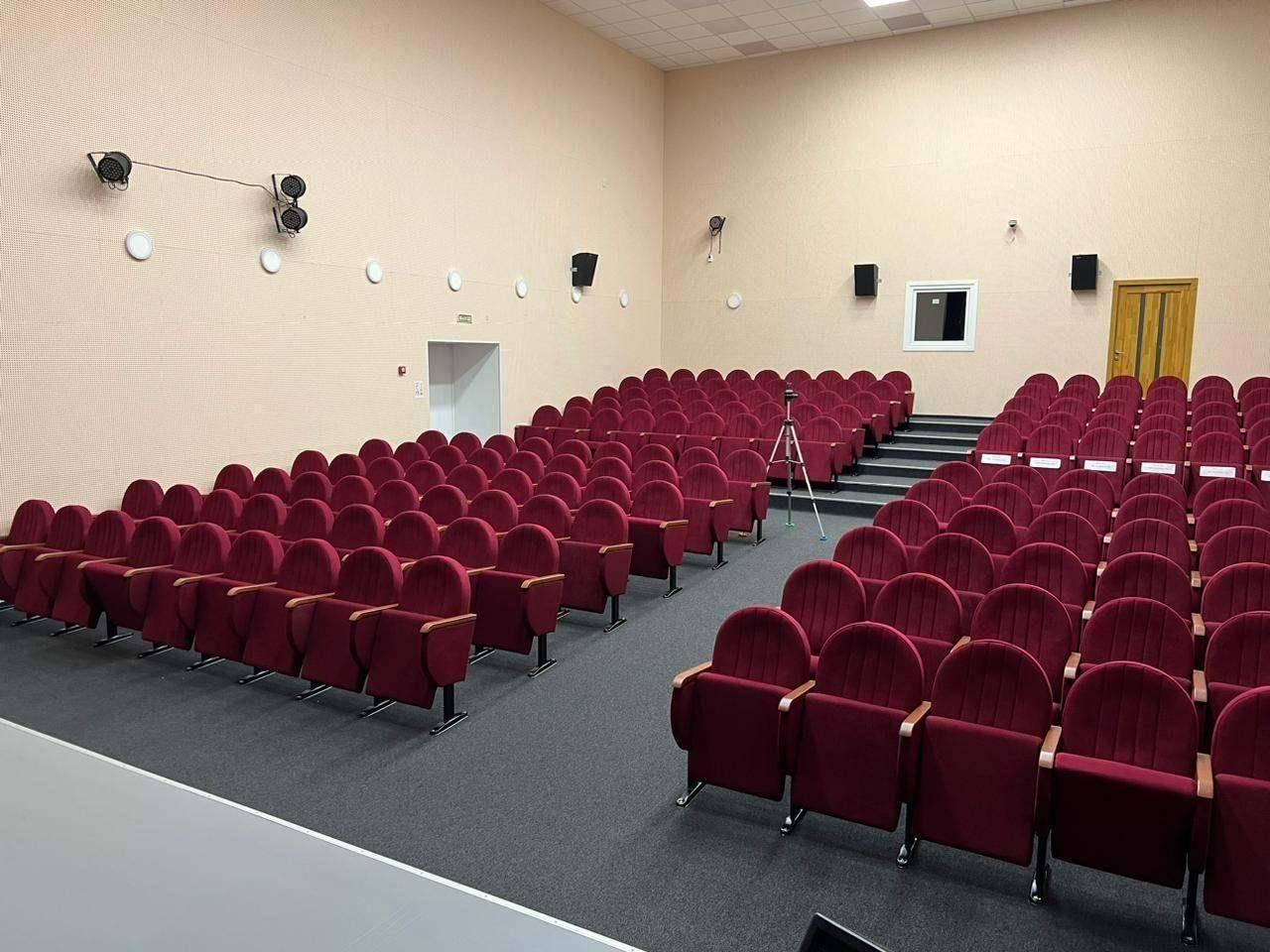 Боковой вид зрительного зала Кильдинского городского Дома культуры