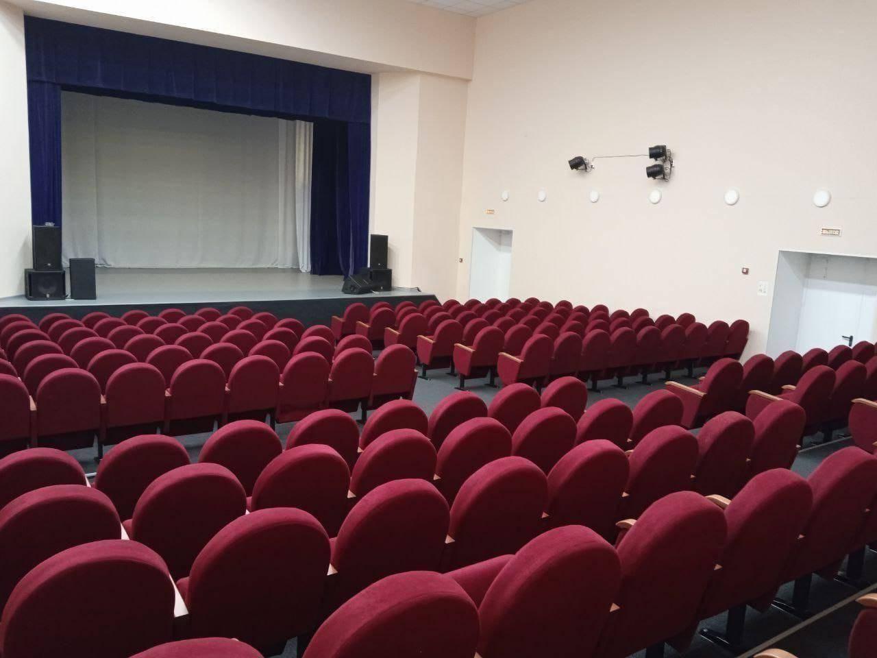 Зрительный зал Кильдинского городского Дома культуры со стороны зрителей
